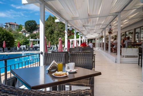 Swimmingpoolen hos eller tæt på Detelina Hotel