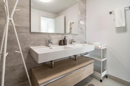 y baño con lavabo blanco y espejo. en LME101A- Apotel Las Mesas by Roomservices, en Estepona