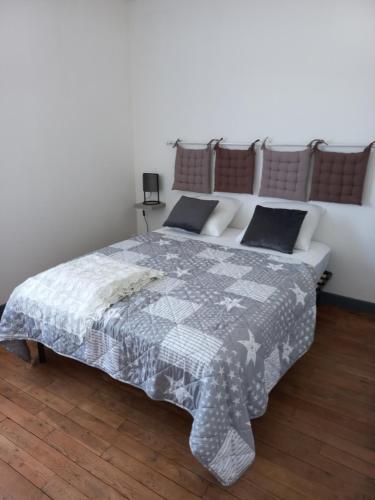 Ein Bett oder Betten in einem Zimmer der Unterkunft Chez mounette