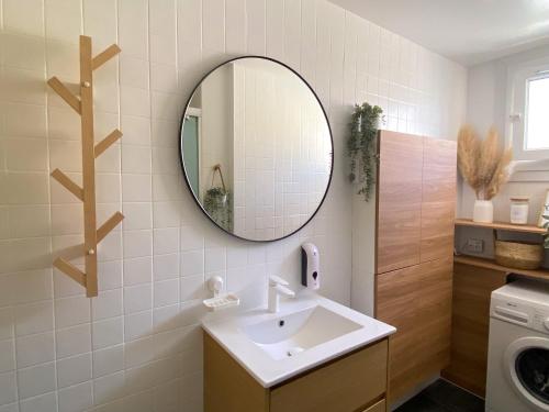 a bathroom with a sink and a mirror at Chambre climatisée 2 lits - Proche Centre Tramway in Montpellier