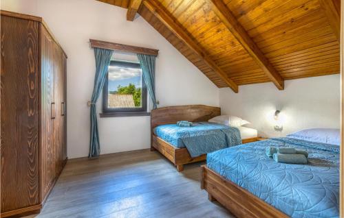 a bedroom with two beds and a window at Stunning Home In Brusane With Outdoor Swimming Pool, Wifi And 3 Bedrooms in Brušane