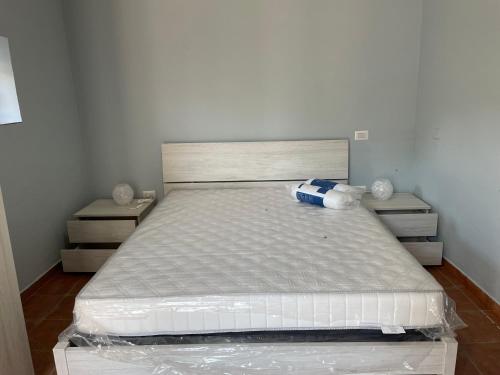 een slaapkamer met een bed met een mattenmotor bij Appartamento in borgo storico in San Giorgio a Liri