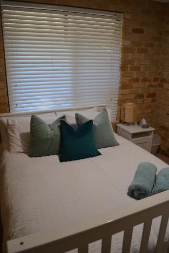 En eller flere senge i et værelse på Sandcastle by the Sea - a cosy holiday home