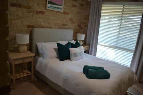 En eller flere senge i et værelse på Sandcastle by the Sea - a cosy holiday home