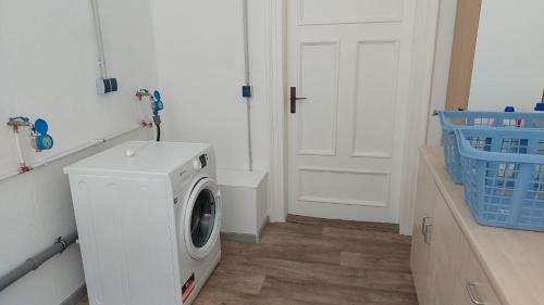 una lavadora en un lavadero con puerta en Monteurszimmer in Hof, en Hof