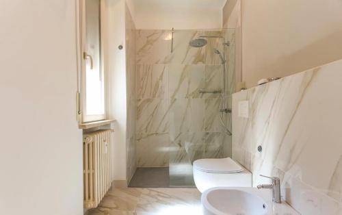 ein Bad mit einer Dusche, einem WC und einem Waschbecken in der Unterkunft Casanova Luxury Home in Verona