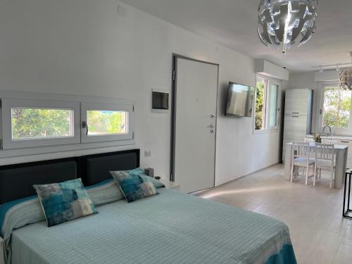 Un dormitorio con una cama y un comedor. en Beach Loft Poetto, en Quartu SantʼElena
