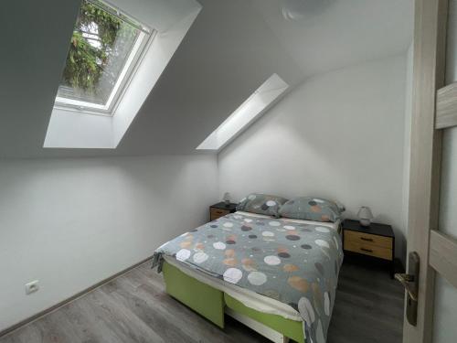 1 dormitorio con cama y ventana en Apartmán z wellnes, en Bratislava