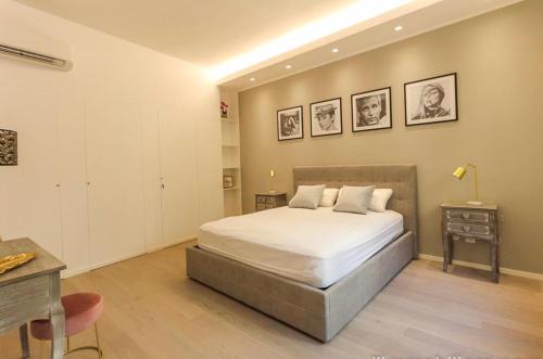 ein Schlafzimmer mit einem großen Bett und einem Schreibtisch in der Unterkunft Casanova Luxury Home in Verona