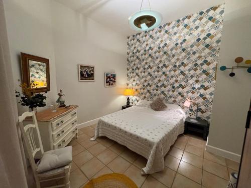 um pequeno quarto com uma cama e uma cómoda em Joli appartement centre ville Narbonne em Narbona