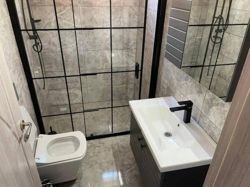 a bathroom with a sink and a toilet at Aile ye uygun doğayla iç içe in Pazar