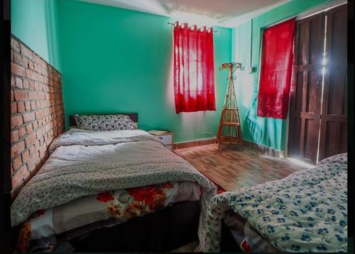 1 dormitorio con paredes verdes, ventanas rojas y 1 cama en Penance Homestay, en Khokna