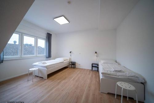 Habitación blanca con 2 camas y 2 ventanas en DQ03 - Geräumige Monteurwohnung Koblenz en Koblenz
