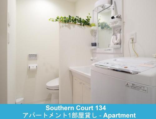 藤澤的住宿－Enoshima Guest House 134 / Vacation STAY 60850，浴室配有白色卫生间和盥洗盆。