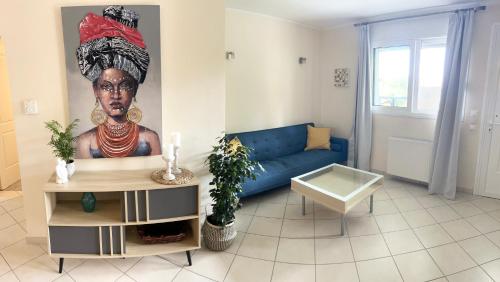 un soggiorno con divano blu e un dipinto di iasonas house a Città di Corfù