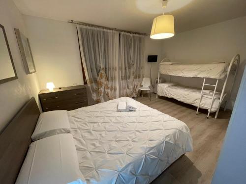 um quarto com uma cama e um beliche em Romantic enchantment with private bathroom em Veneza