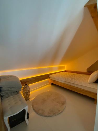 Postel nebo postele na pokoji v ubytování Apartamenty ORION Trzęsacz