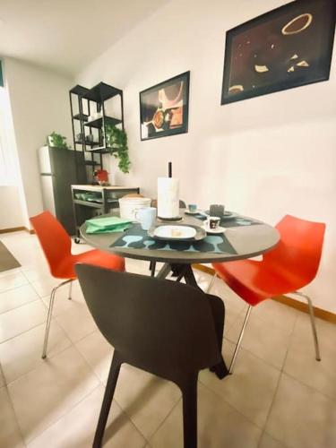 comedor con mesa y 4 sillas en Casa Vacanze Viale Miramare 31- Delizioso mini loft industrial, en Trieste