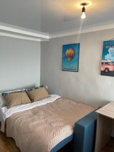 1 dormitorio con 1 cama en una habitación con escritorio en Paradise Turkistan, en Türkistan