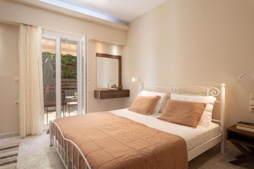 A bed or beds in a room at Harmony Apartments