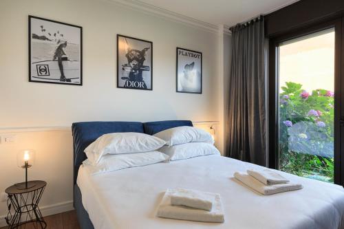 - une chambre avec un lit et 2 serviettes dans l'établissement Dolce Vita Baveno - By Impero House, à Baveno