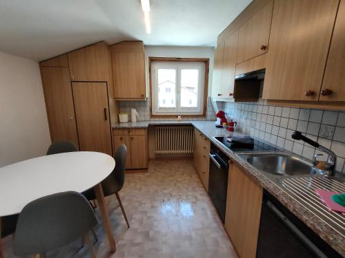 A kitchen or kitchenette at Grazioso appartamento a Li Curt (Poschiavo)