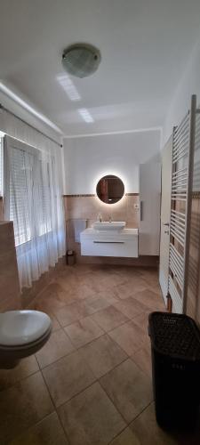 ein Bad mit einer Badewanne und einem Waschbecken in einem Zimmer in der Unterkunft Villa Longina in Ljubuški