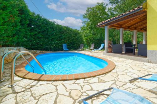 basen na patio ze stołem i krzesłami w obiekcie Holiday Homes Sunny Twins by Rent Istria w mieście Grožnjan