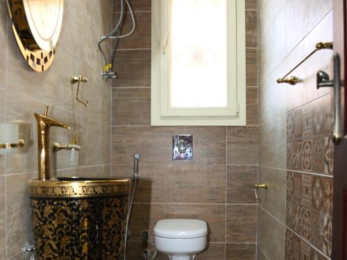 uma casa de banho com um WC e uma janela em Royal Mansion with private pool in sheikh zayed Compound families em Sheikh Zayed