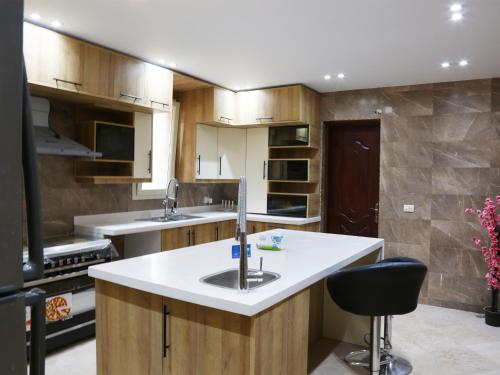 Dapur atau dapur kecil di Royal Mansion with private pool in sheikh zayed Compound families