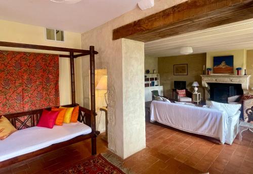 sypialnia z łóżkiem i salon w obiekcie Gîte de La Peloue - Jolie Maison dans les vignes w mieście Barsac