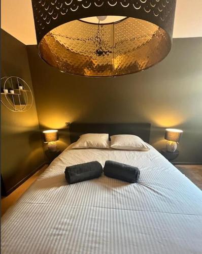 une chambre avec un lit avec deux sacs dessus dans l'établissement Vigne et mer-Spacieux Appartement Haussmannien-2chambres-Wifi, à Béziers