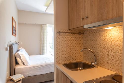 A kitchen or kitchenette at Harmony Apartments