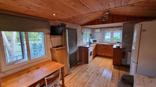 A cozinha ou cozinha compacta de Hideaway Holiday Cottages