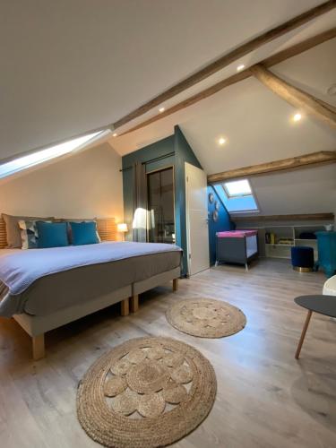 Un pat sau paturi într-o cameră la Les Dépendances