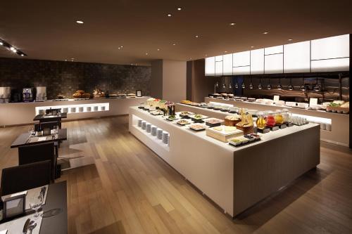 a restaurant with a buffet of food on display at Shilla Stay Seodaemun Seoul Station in Seoul