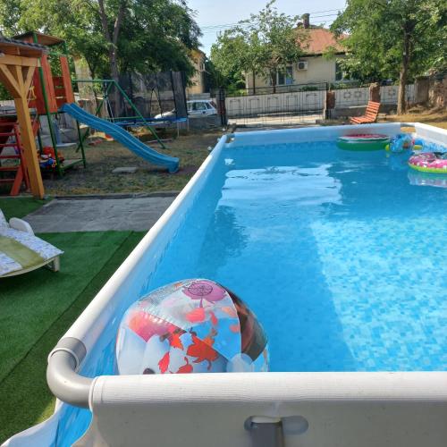 une piscine avec un ballon au milieu dans l'établissement Gradina de Vara Sulina, à Sulina