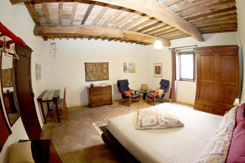 1 dormitorio con 1 cama, mesa y sillas en Casa MarJù en Montemassi