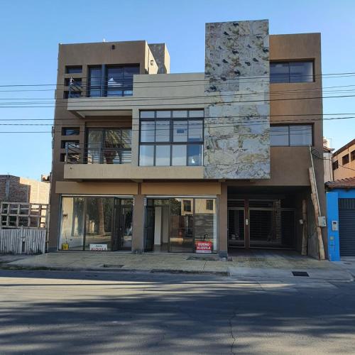 un edificio en la esquina de una calle en valdivia oeste 219 en San Juan