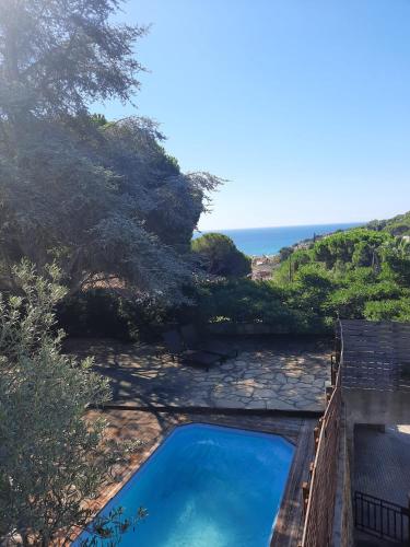 a swimming pool with a view of the ocean at Caldetas in Caldes d'Estrac