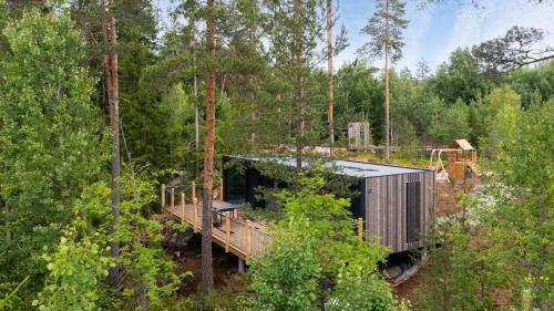 a tree house in the middle of a forest at Grend-hytte in Bø