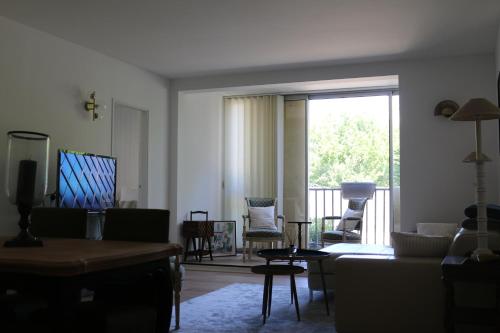 d'un salon avec un canapé et un balcon. dans l'établissement Appartement Saint Antoine - Centre Ville, à Saint-Tropez