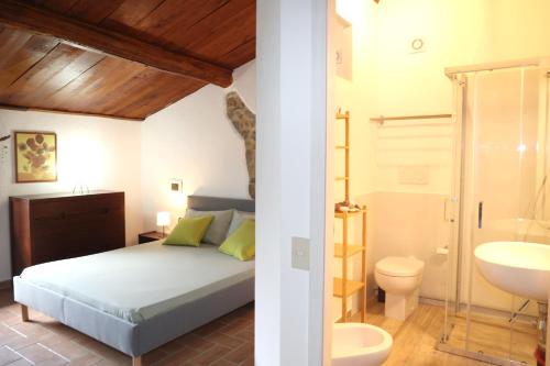 1 dormitorio con 1 cama y baño en Casa MarJù en Montemassi