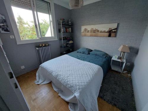 une chambre avec un lit et une fenêtre dans l'établissement chez moi, à Rennes