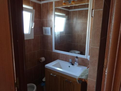 william house في لوس كانيوس دي ميكا: حمام مع حوض ومرآة