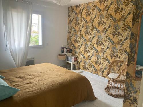 une chambre avec un grand lit et une fenêtre dans l'établissement La maison aux palmiers, à Arpaillargues-et-Aureillac