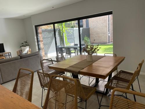a dining room with a wooden table and chairs at Duplex Lujan Mendoza cercanía Chacras de Coria in Ciudad Lujan de Cuyo