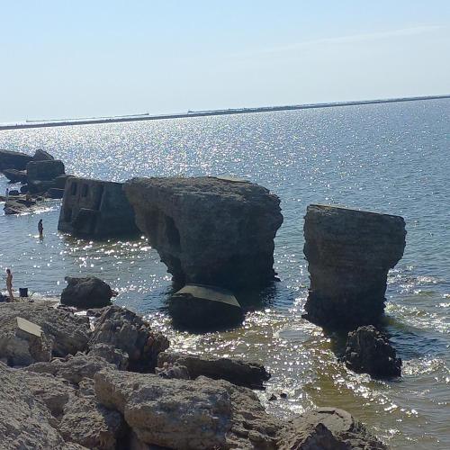 un gruppo di grandi rocce nell'acqua di Quiet House a Liepāja