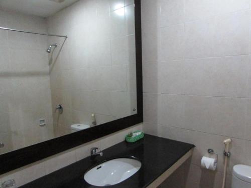 A bathroom at Hotel Wisata