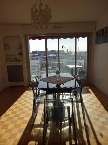 a table and chairs in a room with a view at Jennifer in Paris